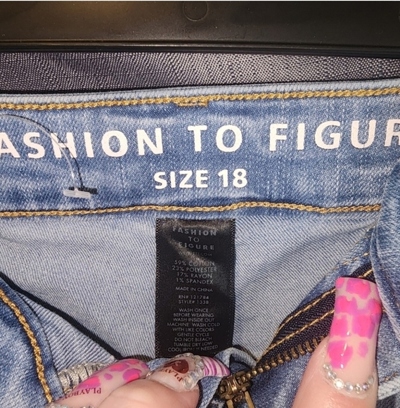 Fashion to figure 18 Mid Rise Dip Dye Cutoff Shorts - Picture 5 of 6